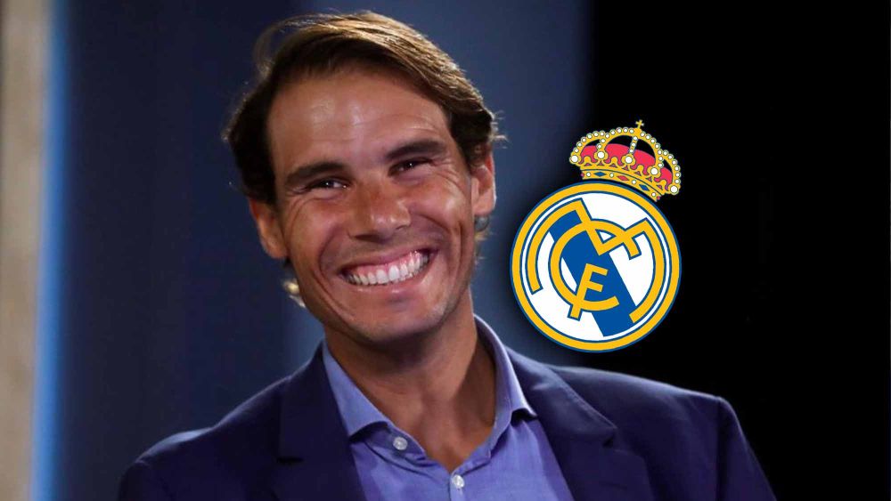 Rafa Nadal sonriendo con escudo del Real Madrid Rafa Nadal sonriendo con escudo del Real Madrid