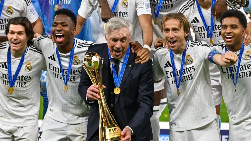 Carlo Ancelotti, con la Copa Intercontinental ganada la semana pasada, ya es el técnico con más títulos en la historia del Real Madrid. Carlo Ancelotti, con la Copa Intercontinental ganada la semana pasada, ya es el técnico con más títulos en la historia del Real Madrid.