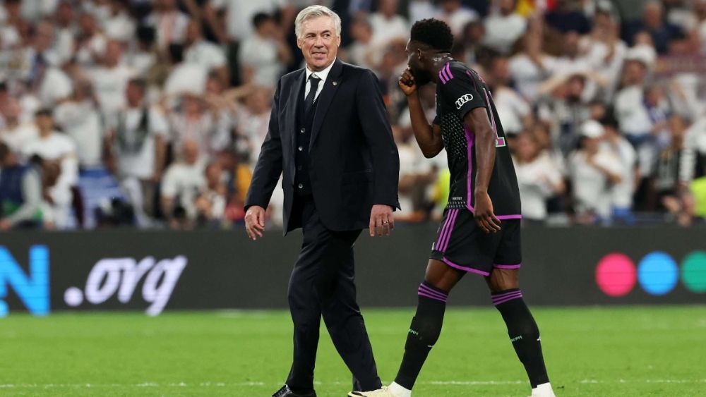 Carlo Ancelotti y Alphonso Davies, conversando tras el encuentro entre el Real Madrid y el Bayern Múnich de la edición de la pasada Champions.