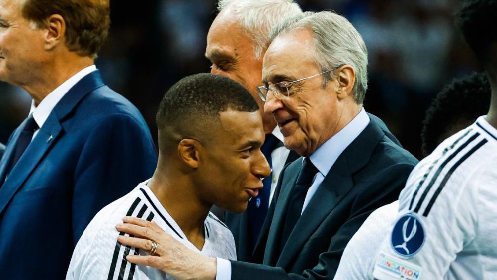 Kylian Mbappé y Florentino Pérez, conversando, con rostros de felicidad, después de ganar la Supercopa de Europa el pasado mes de agosto.