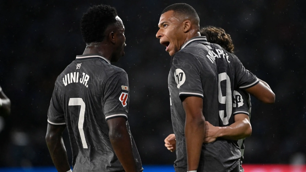 Mbappé celebrando con sus compañeros Mbappé celebrando con sus compañeros