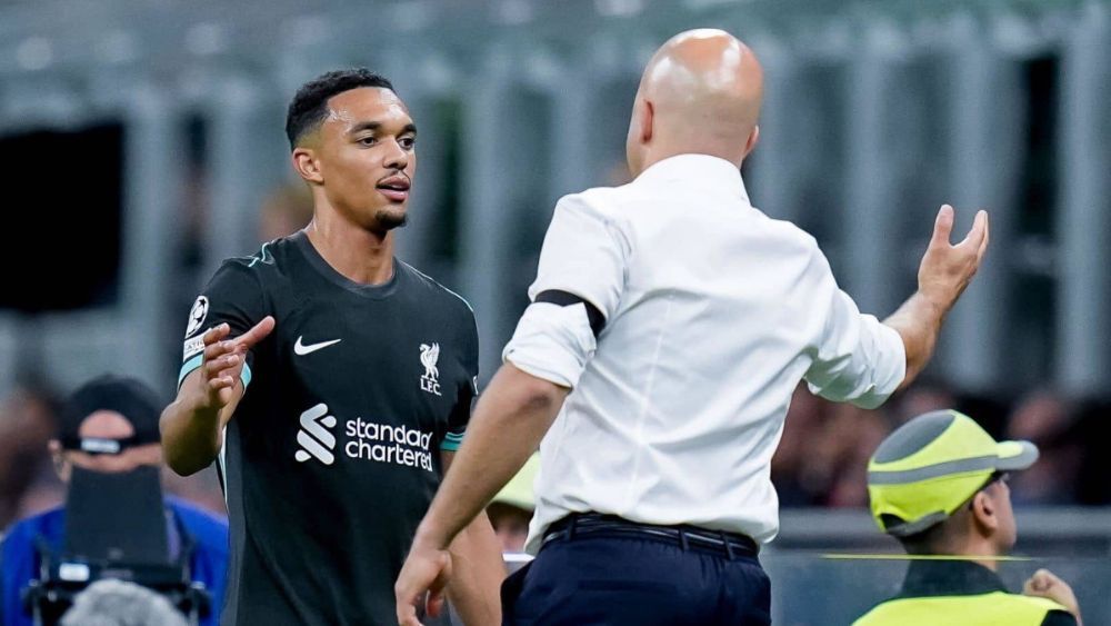 Trent Alexander-Arnold, con su entrenador actual en el Liverpool, Arne Slot, en un partido de esta temporada.