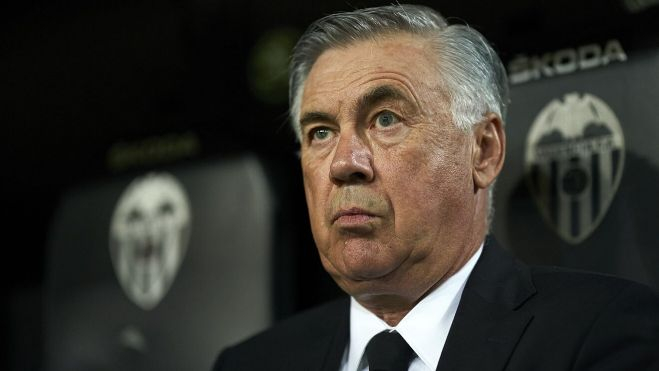 Carlo Ancelotti en el banquillo