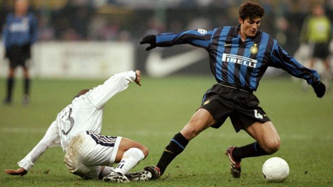 Javier Zanetti y Roberto Carlos en un lance del juego entre Real Madrid e Inter de Milán 
