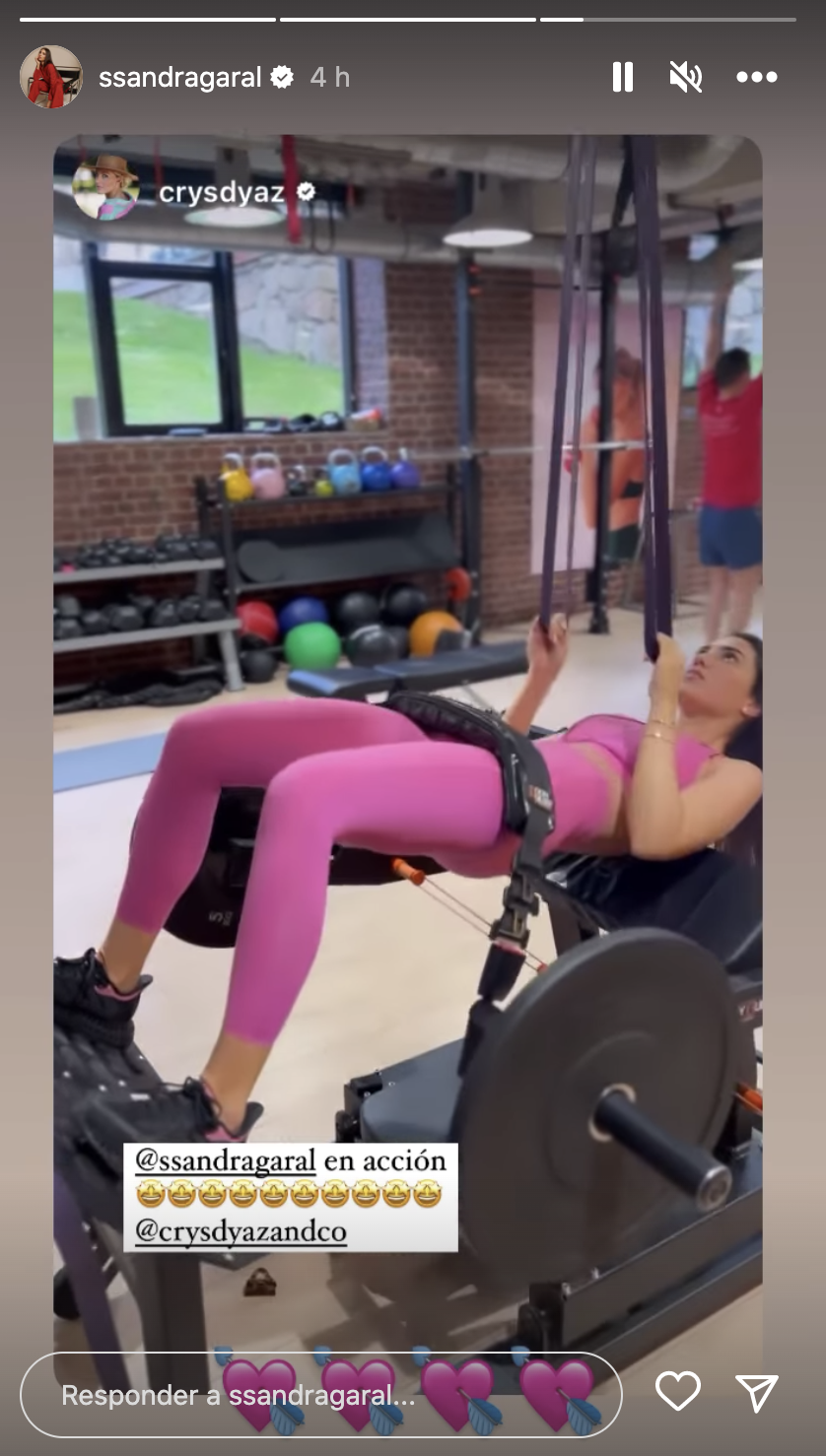 Sandra Garal se ejercita en el gimnasio con un "look" muy llamativo 