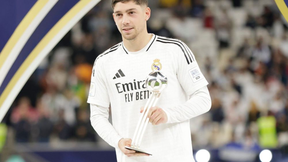Fede Valverde con un premio de la Copa Intercontinental. Fede Valverde con un premio de la Copa Intercontinental.