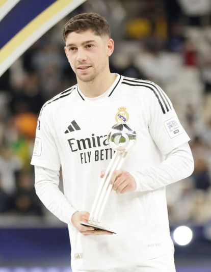 Fede Valverde con un premio de la Copa Intercontinental. Fede Valverde con un premio de la Copa Intercontinental.