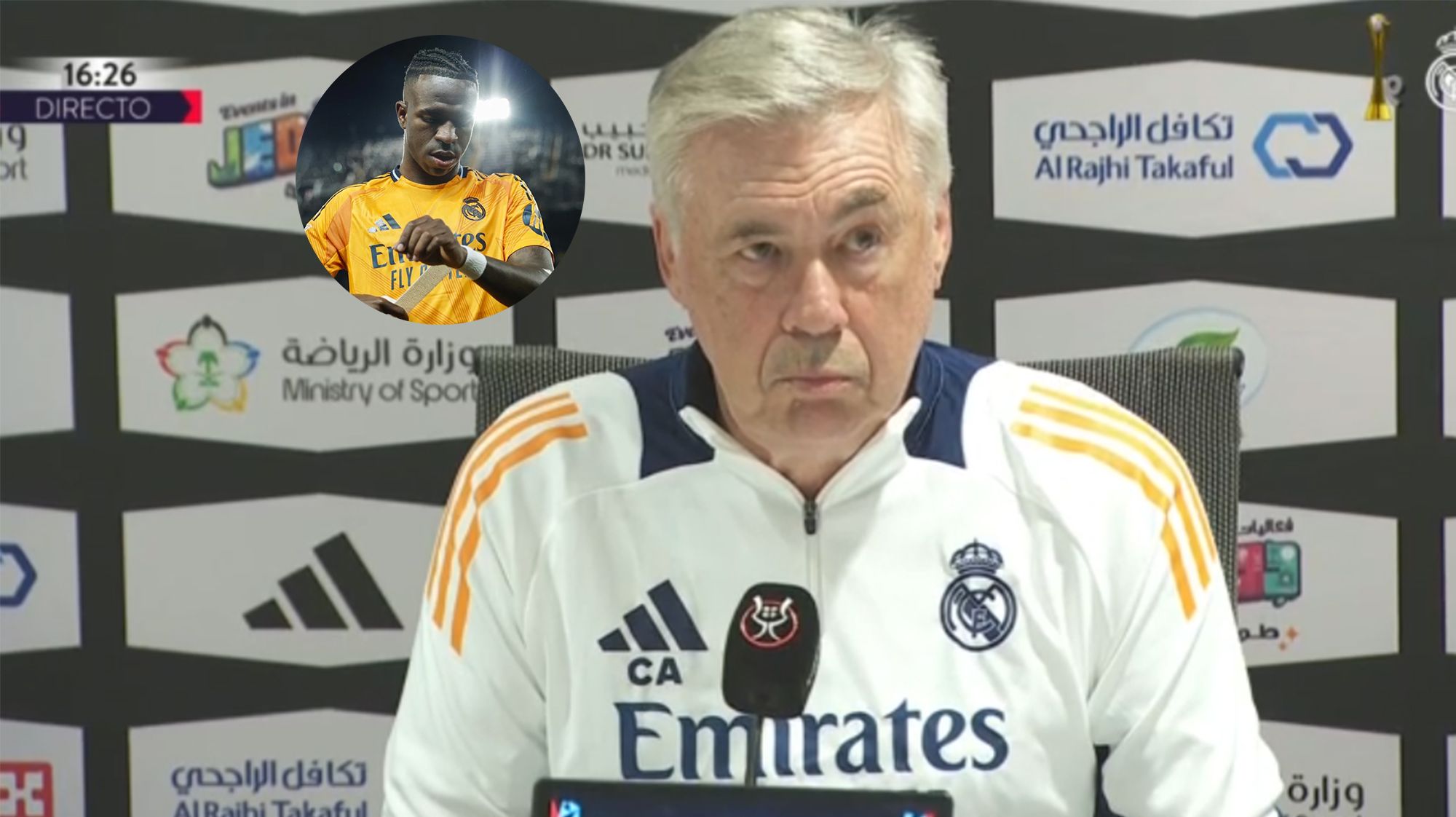 Carlo Ancelotti y una fotografía de Vinícius. Carlo Ancelotti y una fotografía de Vinícius.