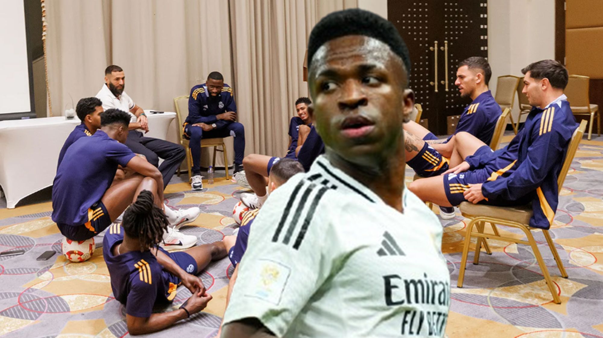 Vinícius Júnior y Karim Benzema charlando con los jugadores del Real Madrid.