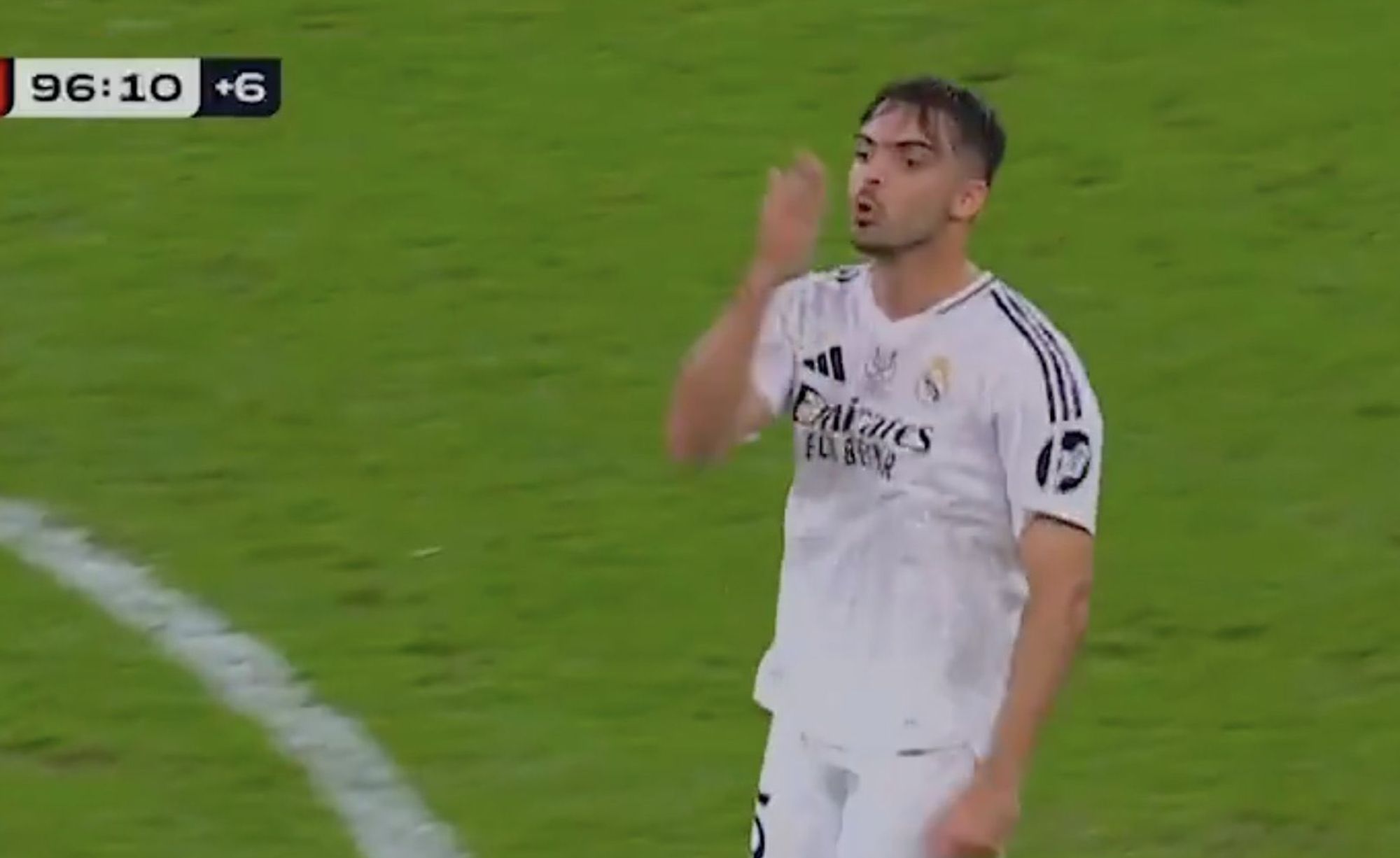 Raúl Asencio también mandó un irónico beso a Pablo Maffeo.