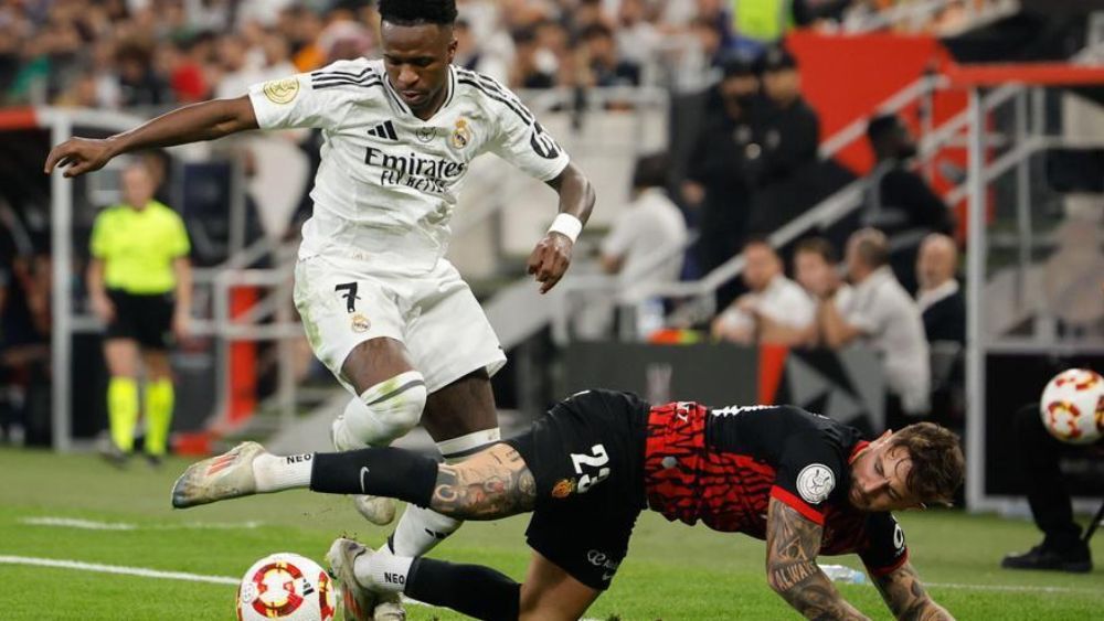 Vinicius Junior y Pablo Maffeo, en disputa por un balón. Vinicius Junior y Pablo Maffeo, en disputa por un balón.