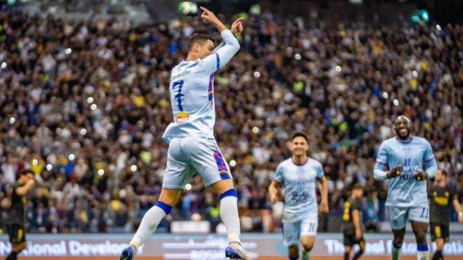 Cristiano Ronaldo celebra uno de los goles que anotó ayer en su debut en Arabia 