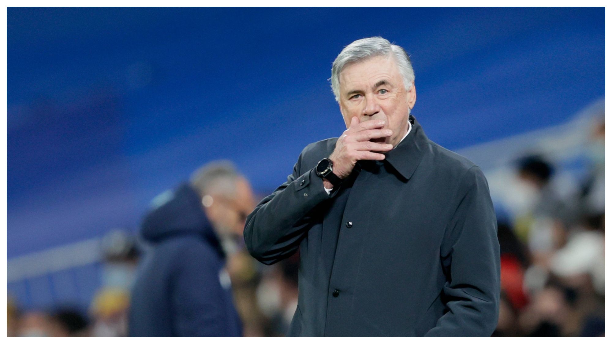 Carlo Ancelotti pensativo ante el calendario que le viene al Real Madrid