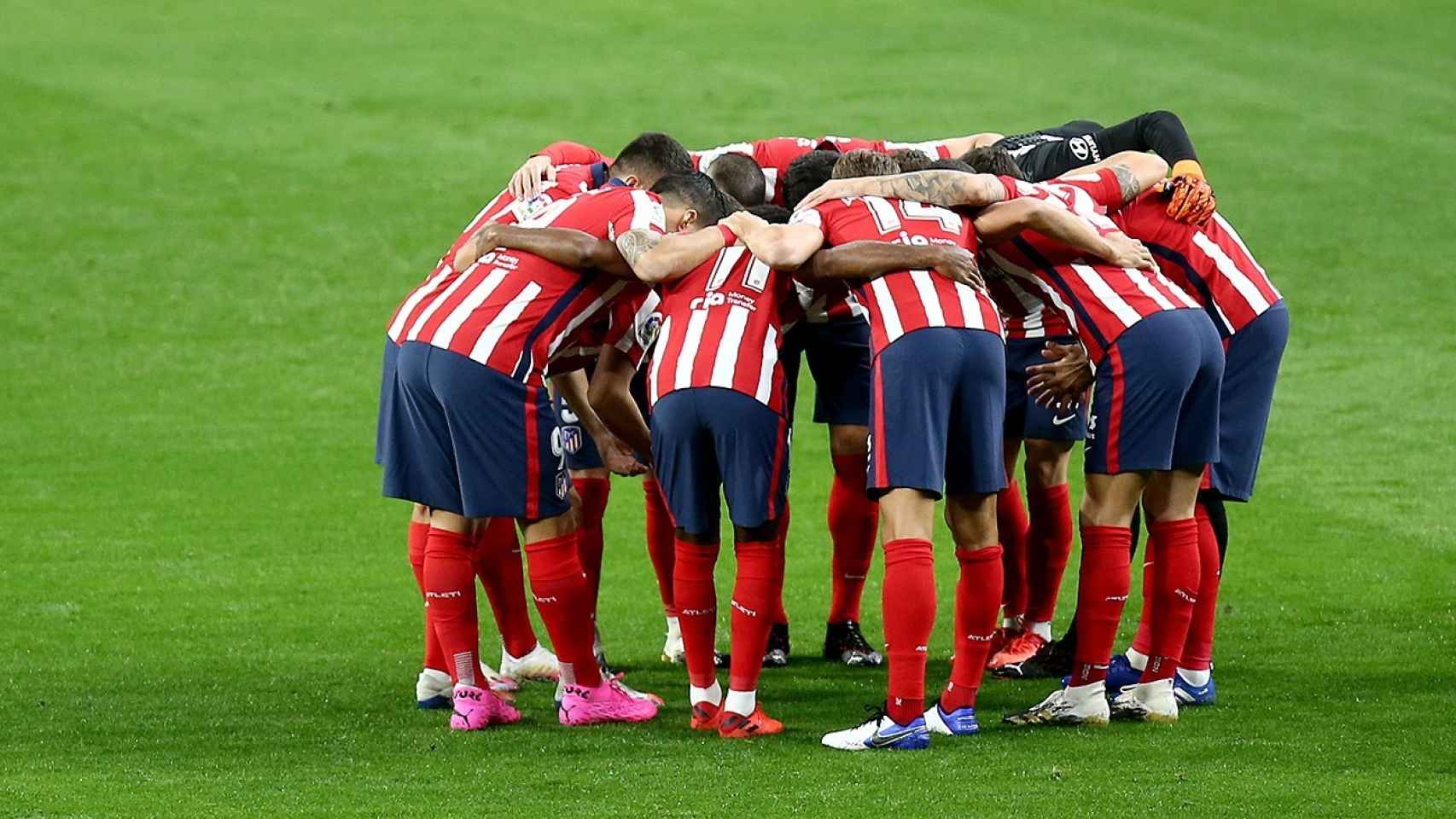 Los jugadores del Atlético concentrados haciendo piña 