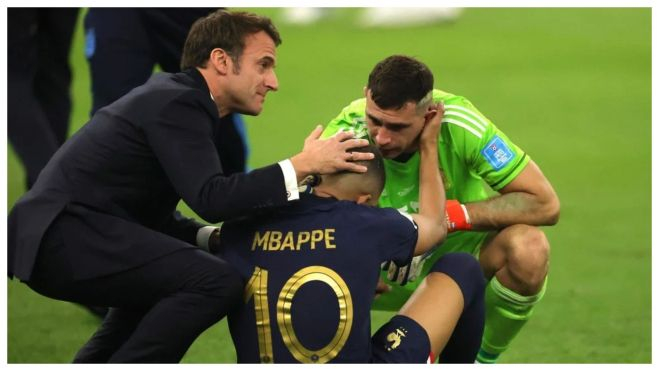 Emmanuel Macron consolando a Kylian Mbappé