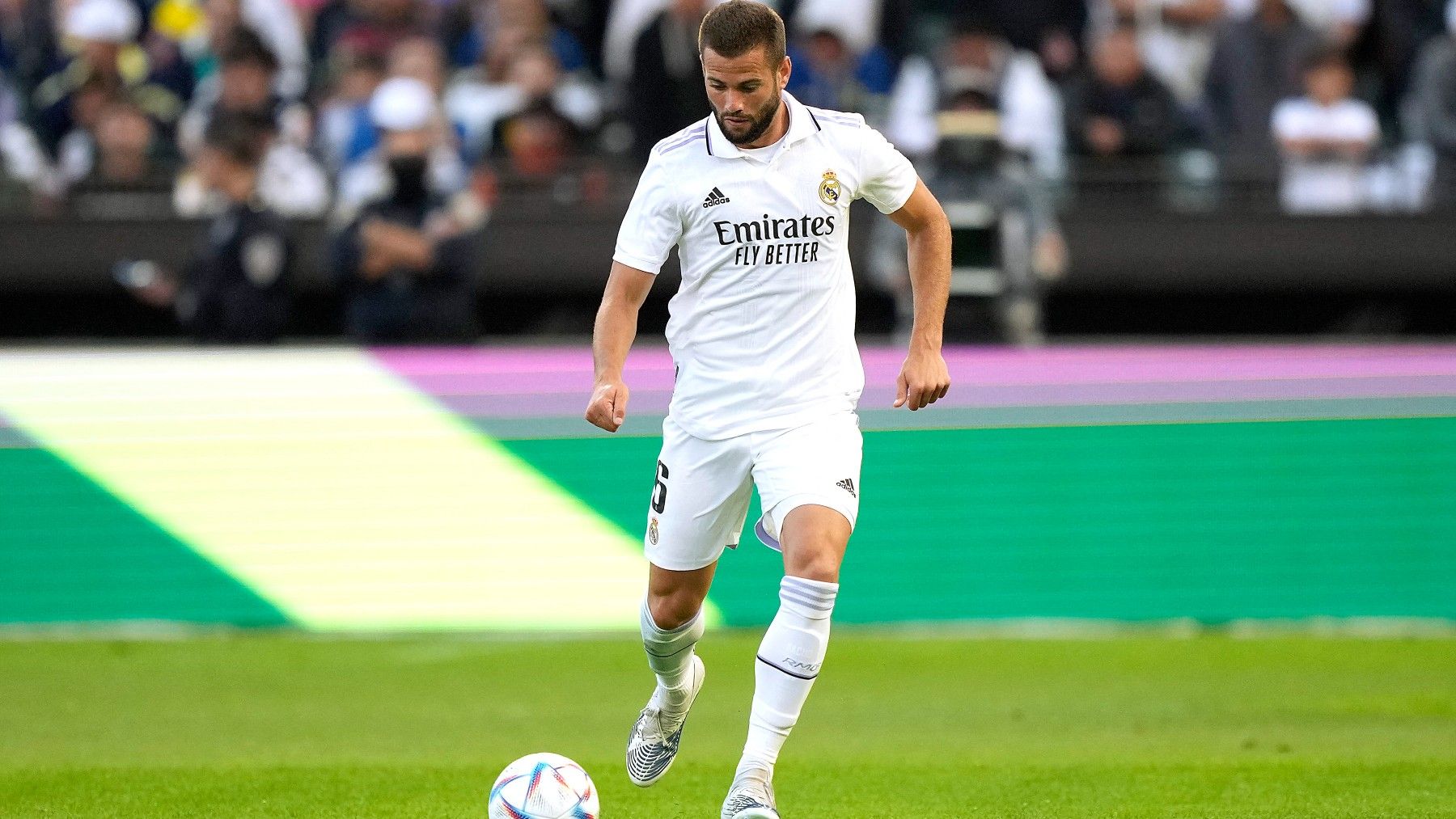 Nacho Fernández controla un balón durante un partido 