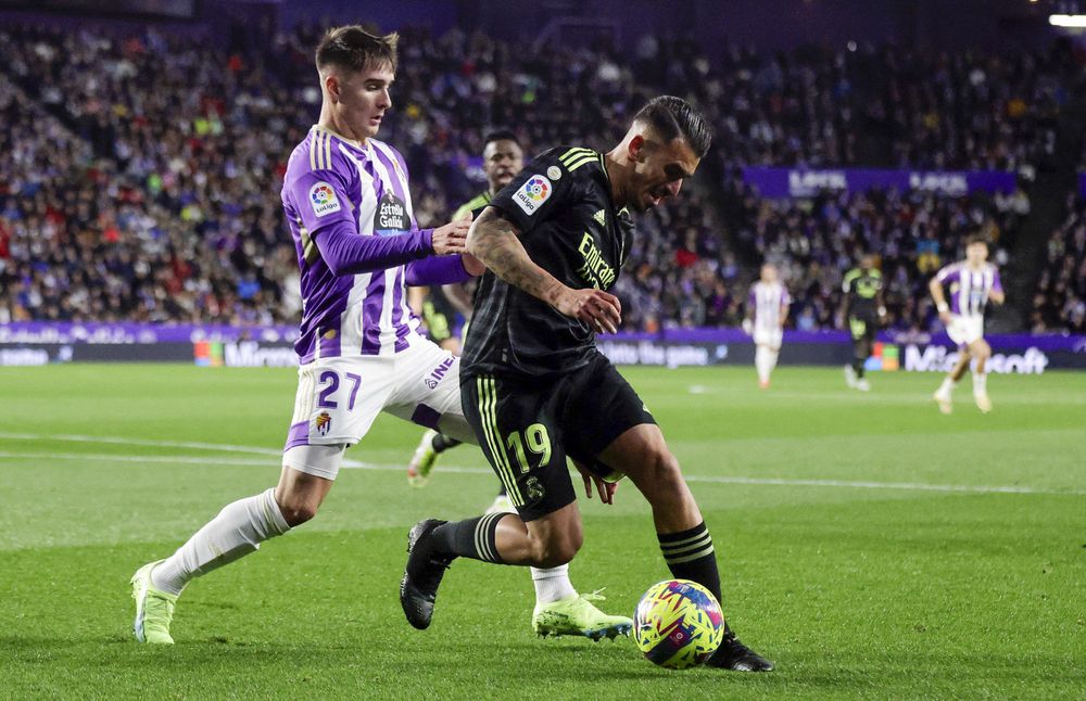 Ceballos pugna con Iván Fresneda por un balón