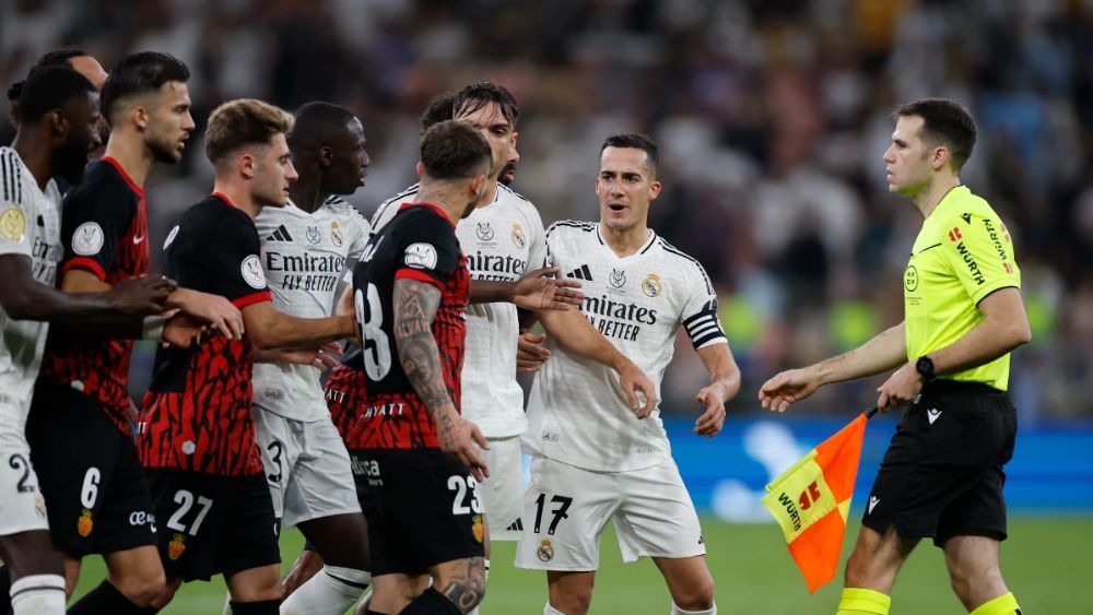 Jugadores de Real Madrid y Mallorca, manteniendo una fuerte discusión. Jugadores de Real Madrid y Mallorca, manteniendo una fuerte discusión.