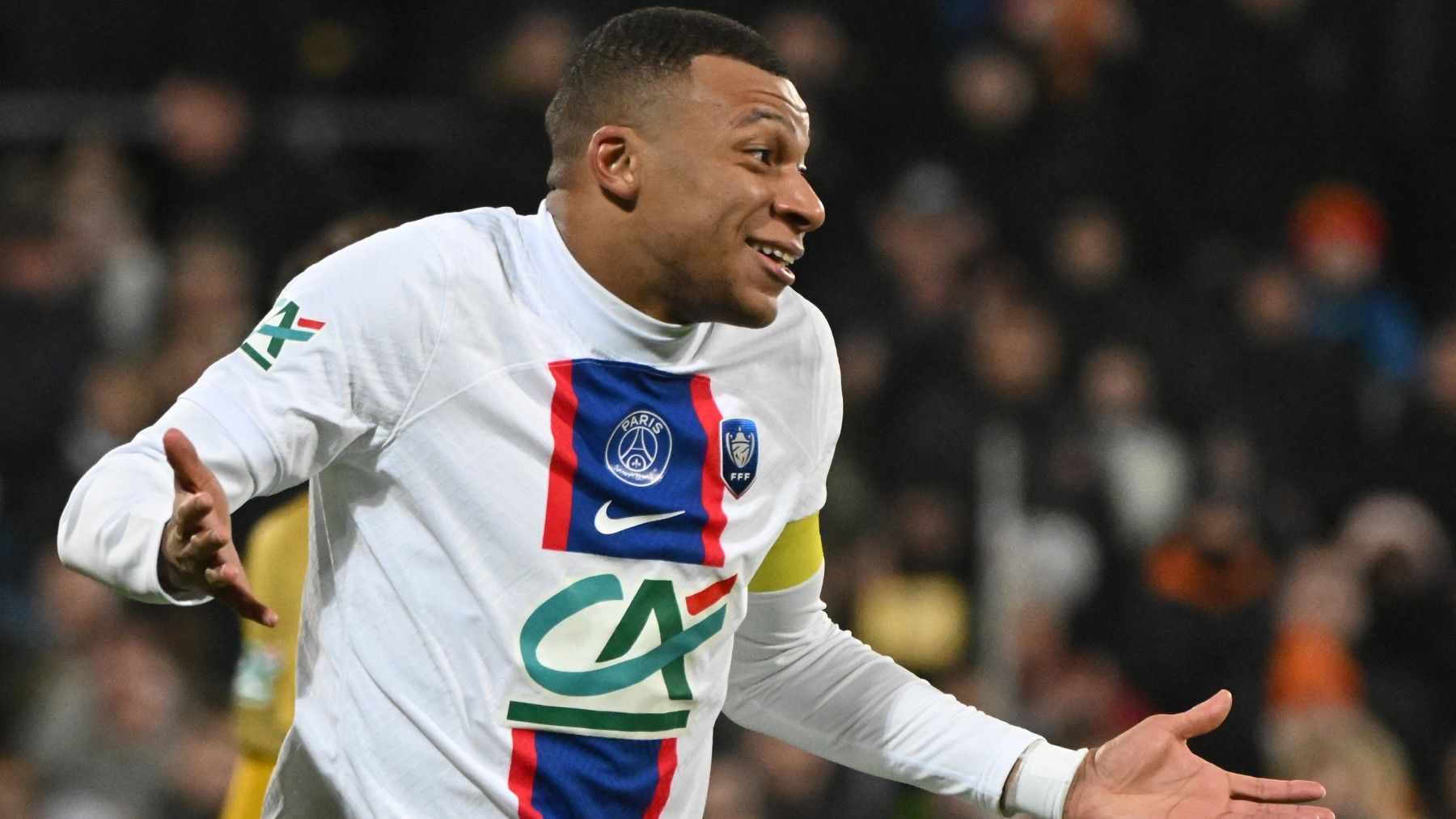 Mbappé se lució ayer con cinco goles y una asistencia