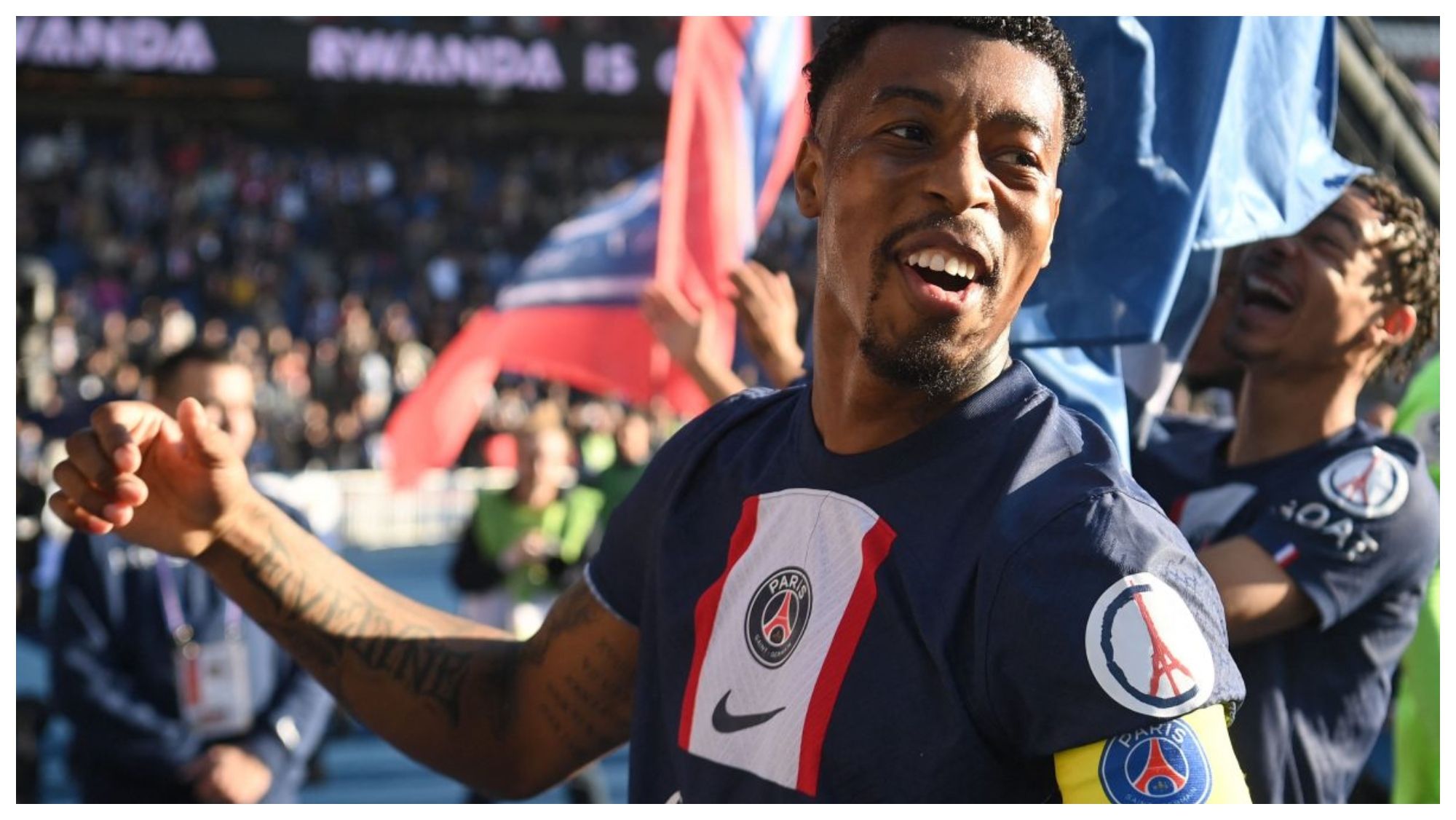 Presnel Kimpembe con el brazalete del PSG
