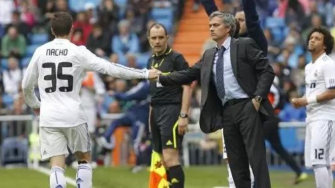 Nacho le choca la mano a Mourinho Nacho le choca la mano a Mourinho