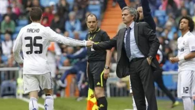 Nacho le choca la mano a Mourinho 