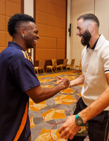 Saludo entre Vinícius Júnior y Karim Benzema.