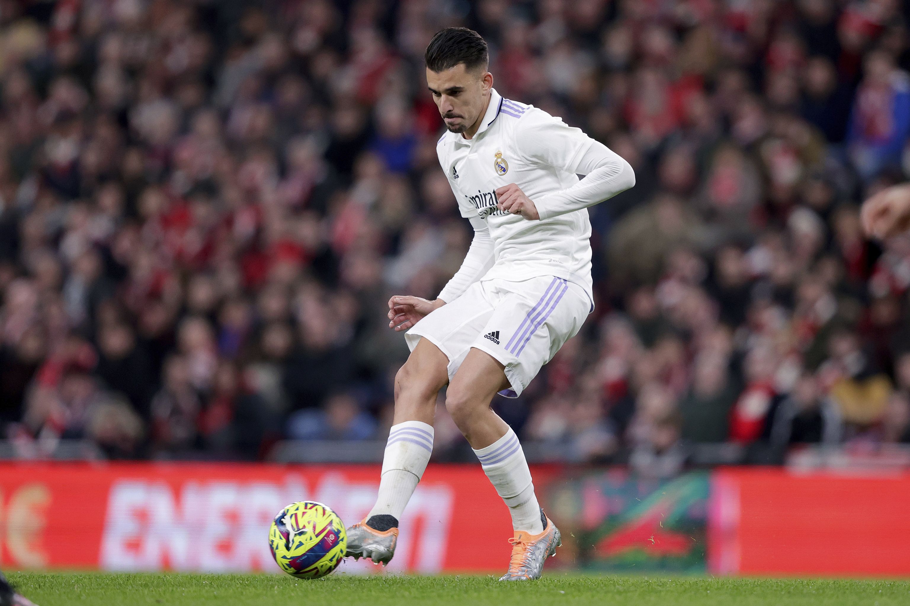 Ceballos controla un balón