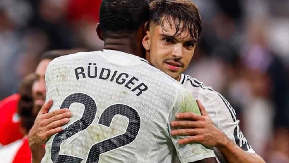 Rüdiger abrazando a Asencio durante un partido.