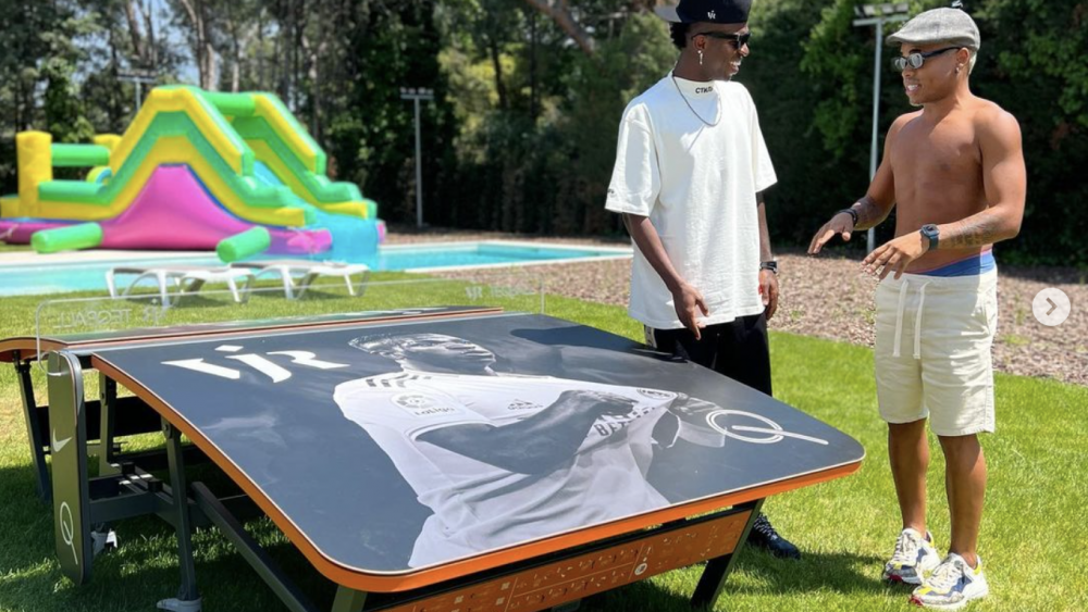 Vinicius y Benzema recibieron la visita de este famoso cantante Vinicius y Benzema recibieron la visita de este famoso cantante