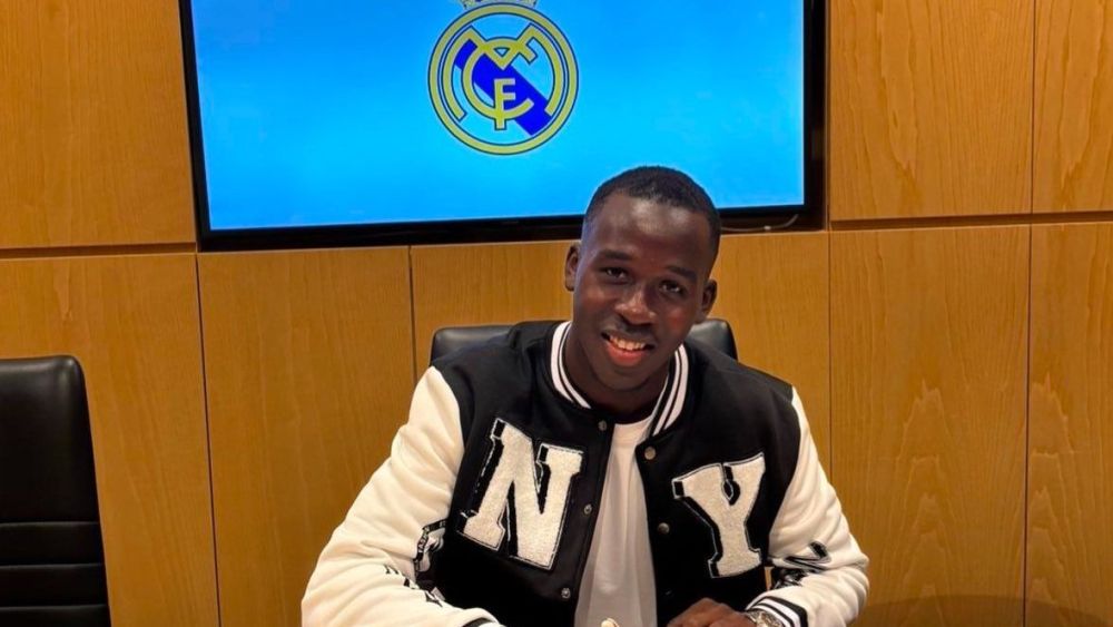 Lamini Fati firmando con el Real Madrid Lamini Fati firmando con el Real Madrid
