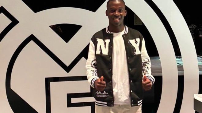 Lamini Fati firmando con el Real Madrid 2 Lamini Fati firmando con el Real Madrid 2