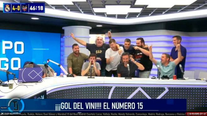 Compañeros de Cope festejan los 15 goles de Vini