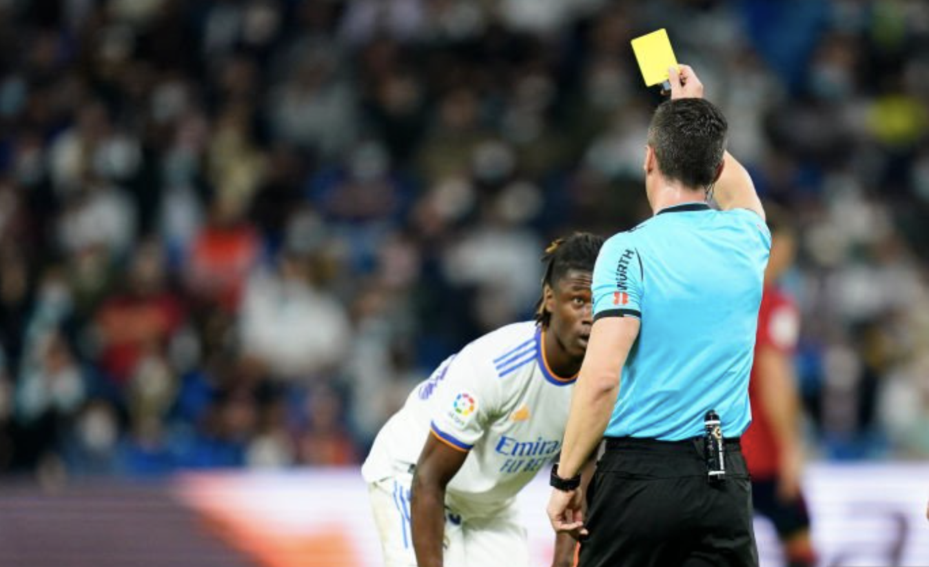 Eduardo Camavinga recibe amarilla en un partido