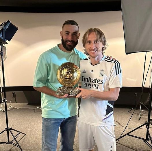 Luka Modric y Karim Benzema con el Balón de Oro