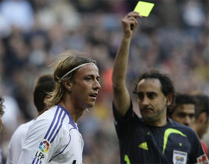 Guti es amonestado Guti es amonestado