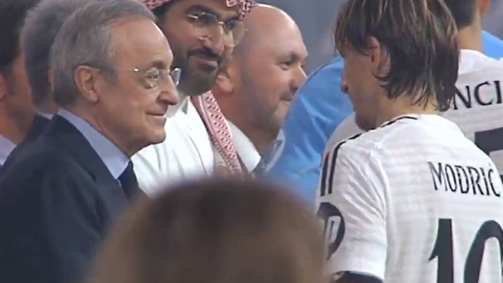 Momento en el que Florentino Pérez habla con Luka Modric en la entrega de medallas.