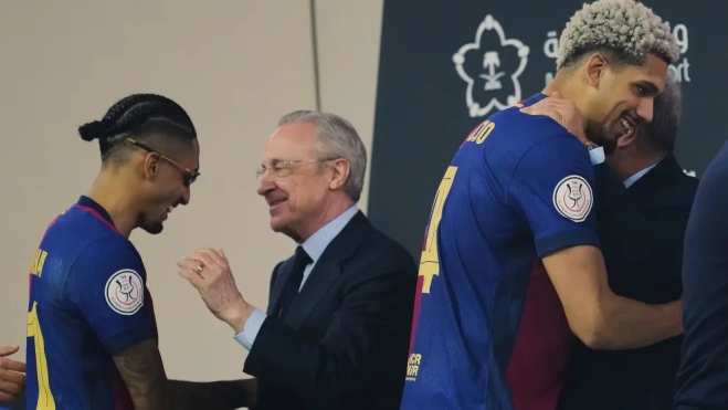 Florentino Pérez habla con Raphinha en el momento de la entrega de medallas a los jugadores culés.