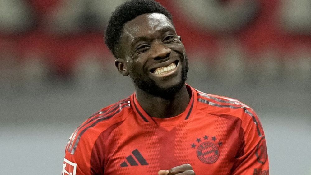 Alphonso Davies lamentándose de una acción en un partido con el Bayern de Múnich Alphonso Davies lamentándose de una acción en un partido con el Bayern de Múnich