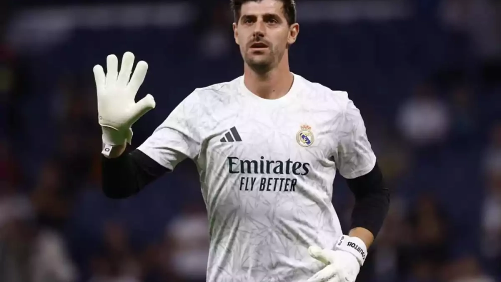 Courtois saludando a la afición durante un calentamiento