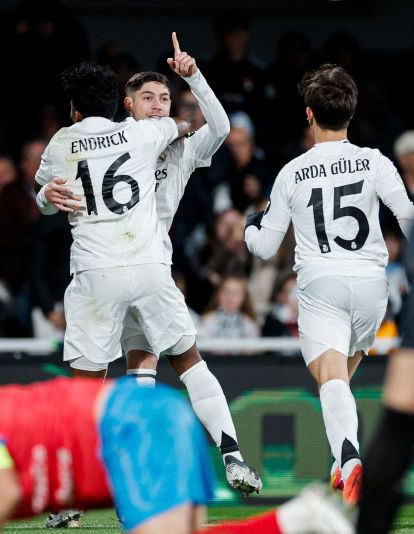 Endrick, Valverde y Arda celebrando un gol. 