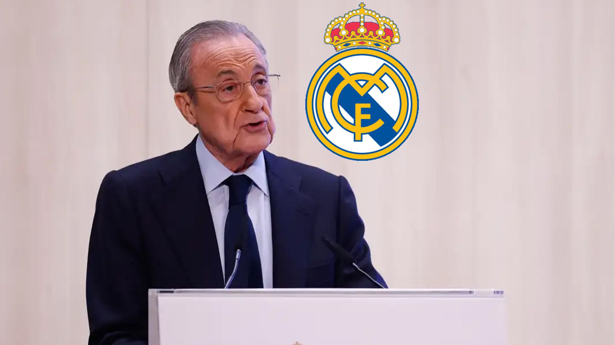 Florentino Pérez y el escudo del Real Madrid. 
