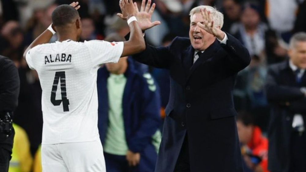 Ancelotti saludando a Alaba después del partido ante la UD Las Palmas Ancelotti saludando a Alaba después del partido ante la UD Las Palmas