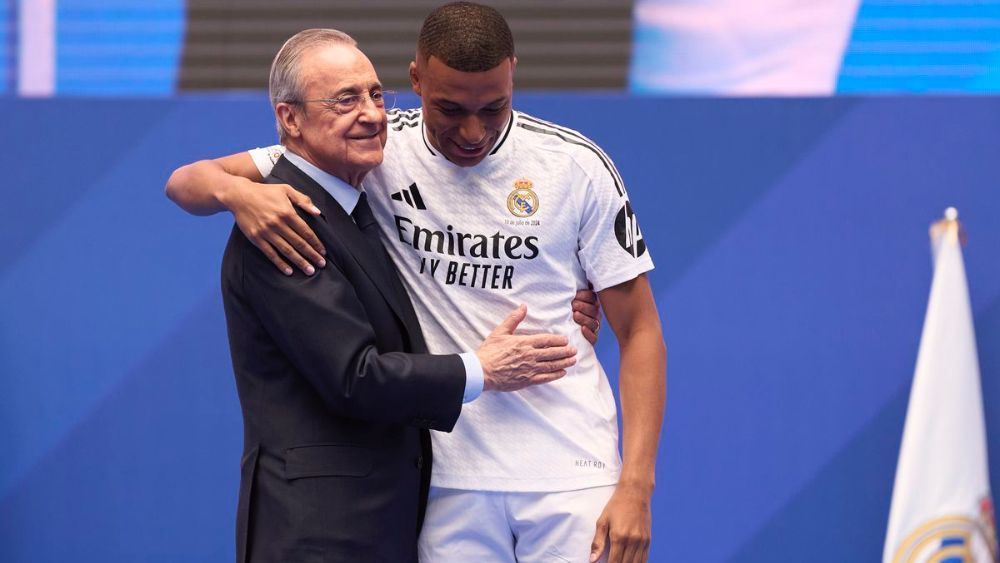 Florentino Pérez y Kylian Mbappé, en la presentación del futbolista el verano pasado en el Santiago Bernabéu.