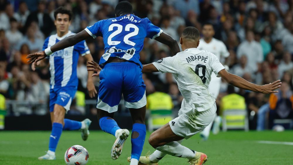 Kylian Mbappé, en el disparo previo al gol que marcó en un partido de Liga contra el Alavés.
