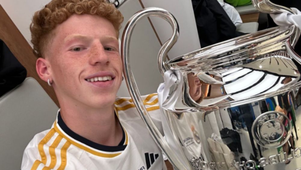 Jeremy de León posa con la última Liga de Campeones del Real Madrid. Jeremy de León posa con la última Liga de Campeones del Real Madrid.