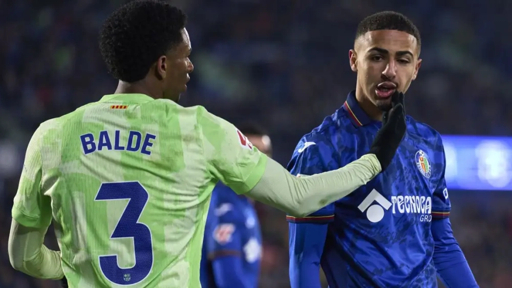Momento en el que Alejandro Balde golpea en la cara del jugador del Getafe CF. Momento en el que Alejandro Balde golpea en la cara del jugador del Getafe CF.