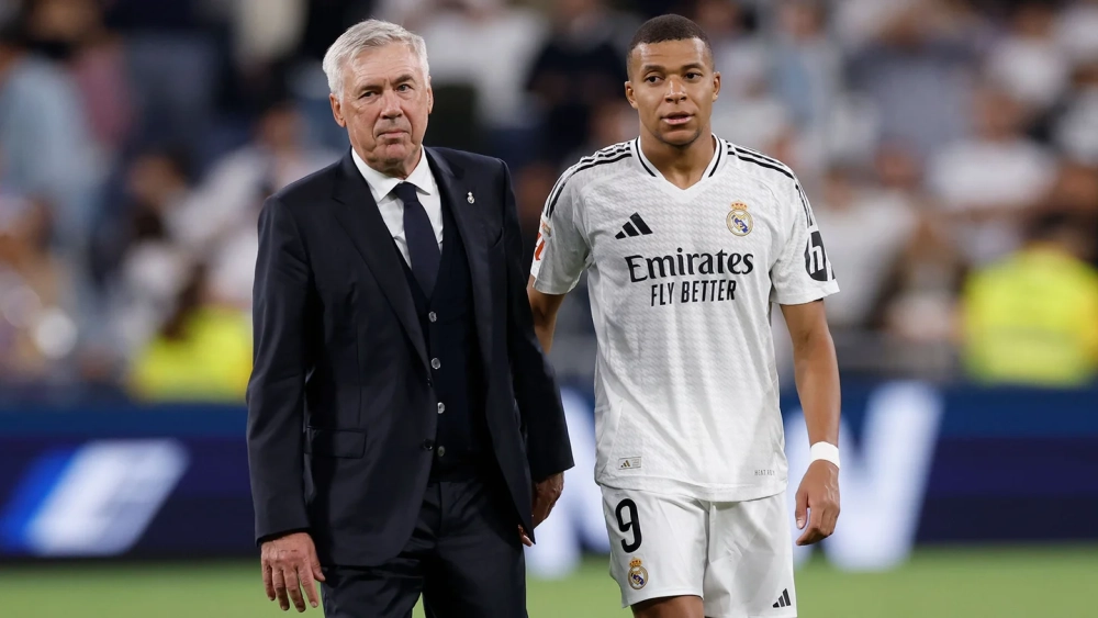 Kylian Mbappé junto a Carlo Ancelotti en el último partido de LaLiga. Kylian Mbappé junto a Carlo Ancelotti en el último partido de LaLiga.