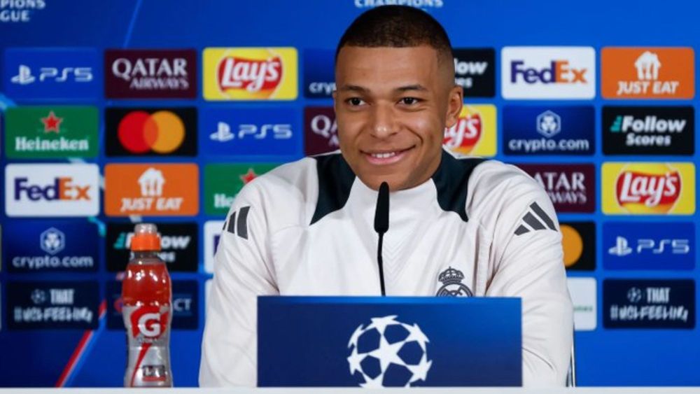 Mbappé atendiendo a los medios en sala de prensa