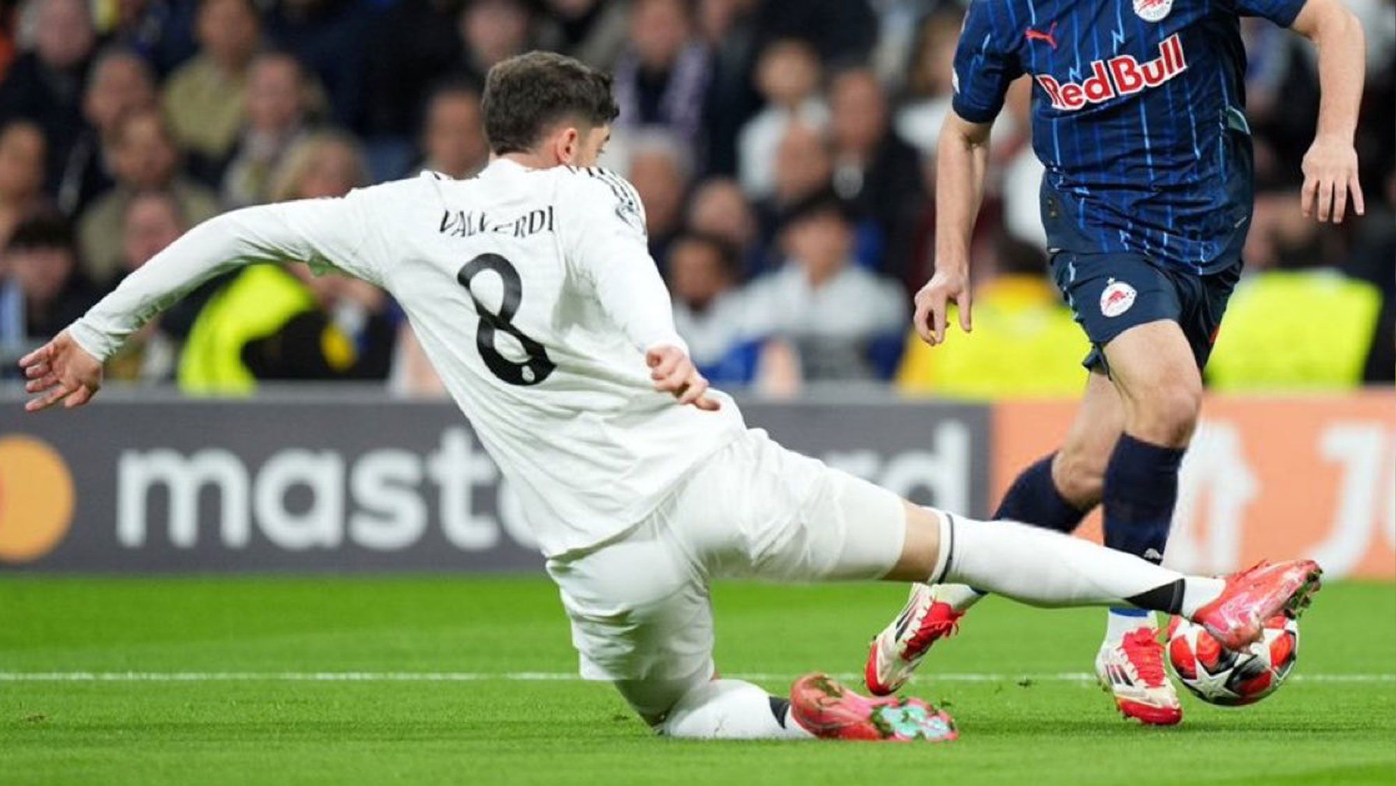 Fede Valverde es otra cosa, ovación del Bernabéu y mensaje directo a Carlo Ancelotti